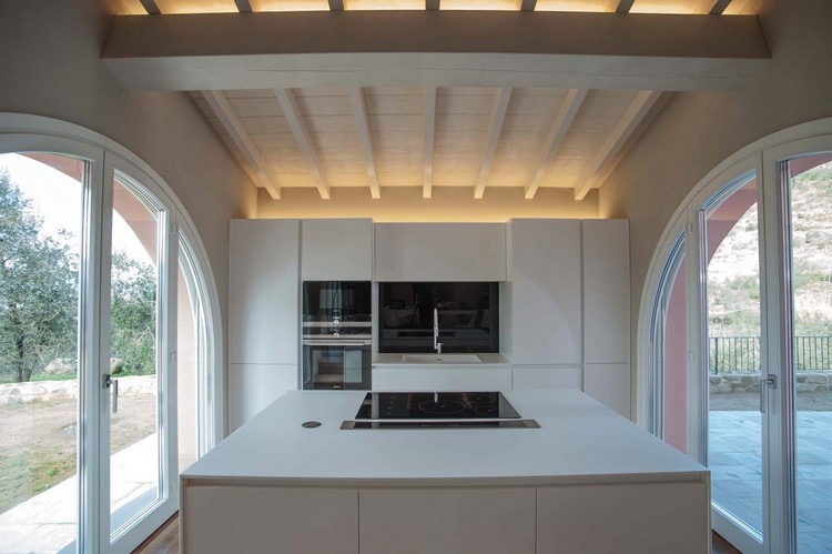 biele drevo-trámový strop-minimalistická-kuchyňa-biela-nepriame-osvetlenie