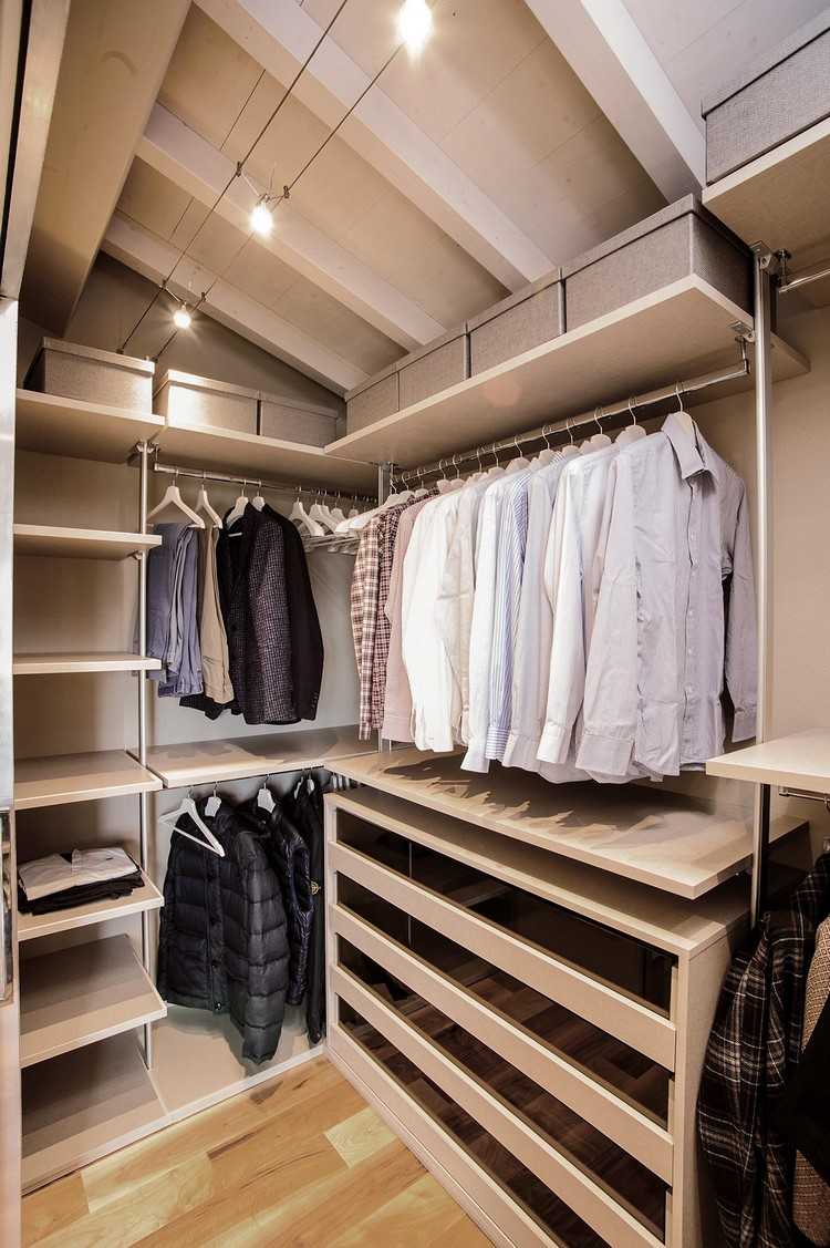 orech-parkety-biely-trámový strop-chodba-v-skrini-úložný priestor