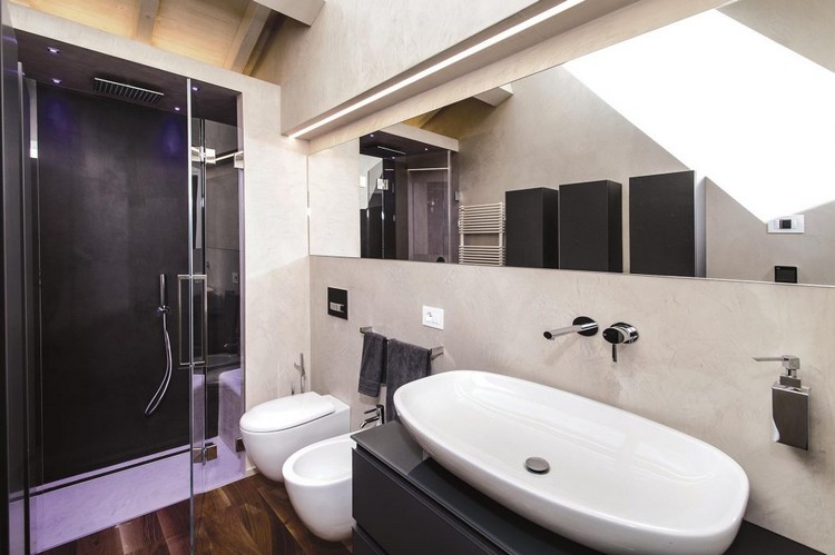 kúpeľňa-dizajn-čierna-biela-fialová-orech-parkety
