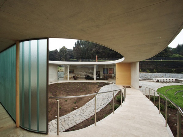 Dom v tvare Ö vpredu inovatívny dizajn domu - záhrada vpredu