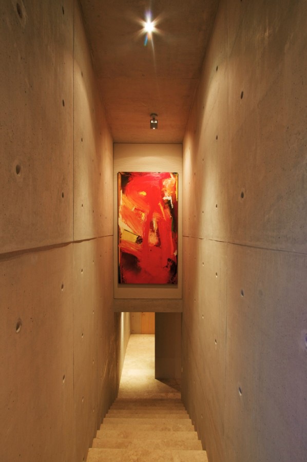 Schody v modernom interiérovom štýle v tvare domu