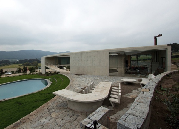 Bazén v modernej architektúre v tvare Ö