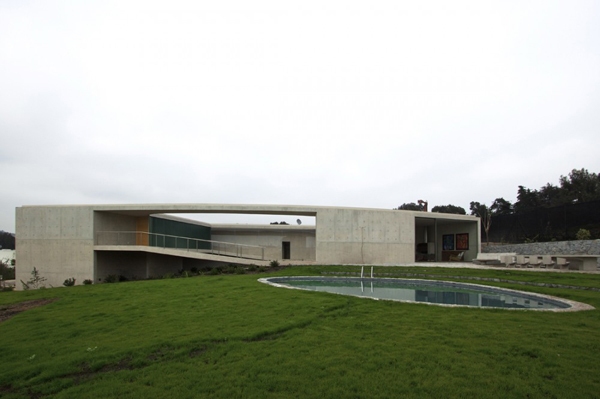 Záhrada s dizajnom domu v tvare Ö