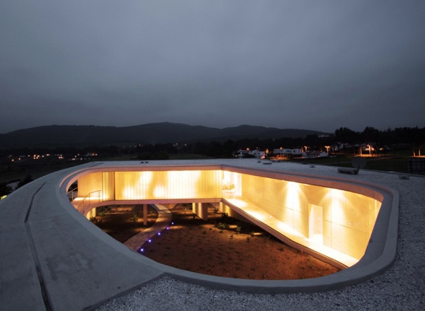 Vonkajší dizajn domu v tvare O. moderný dom - vonkajší dizajn