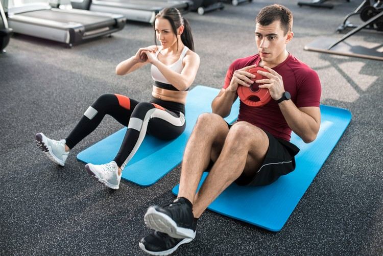 Cvičte záťažové kliky na horné brušné svaly