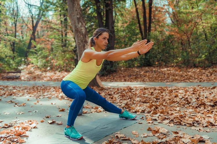 Cviky na bočné výpady stehna s vlastnou váhou