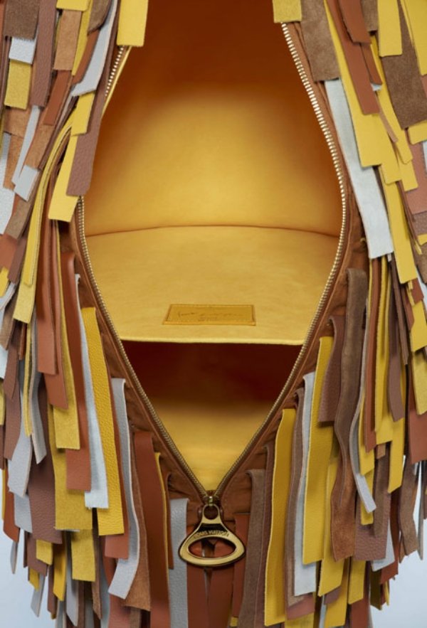 nástenná skrinka detail luxusný dizajn nábytku louis vuitton detail nástennej skrinky luxusný dizajn nábytku od Louis Vuitton