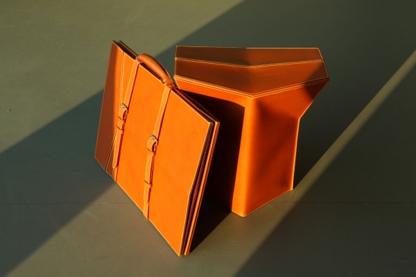 skladacia stolička dizajn luxusného nábytku Louis Vuitton skladacia stolička, dizajn luxusného nábytku od Louisa Vuittona