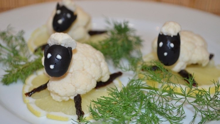 zeleninová rezba-karfiol-ovce-čierne-olivy