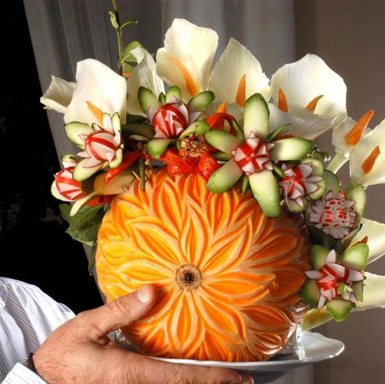 Ovocie a zelenina vyrezávajú kvety-reďkovka-uhorka-kala