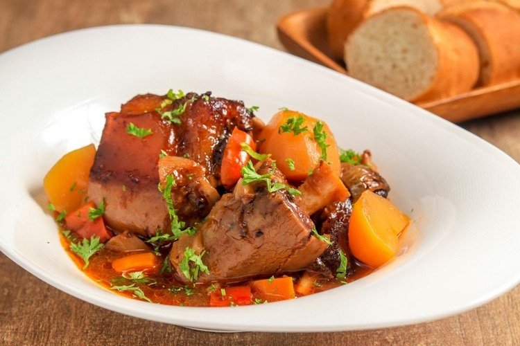 Recept na dusené chvostíky so zemiakmi a mrkvou ozdobený petržlenovou vňaťou