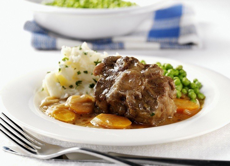Oxtail dusená miska podávaná so zemiakovou kašou