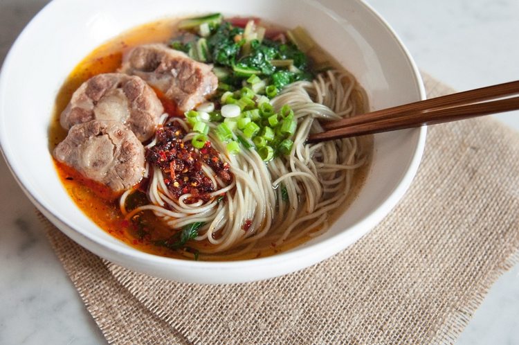 Varte chvostovú polievku s rezancami, feferónkami, jarnou cibuľkou a zeleninou