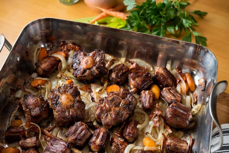 Recepty na pečený volský chvost-a-la-guazzetto-taliansky-štýl-s-cibuľou-v-hrnci-na prípravu