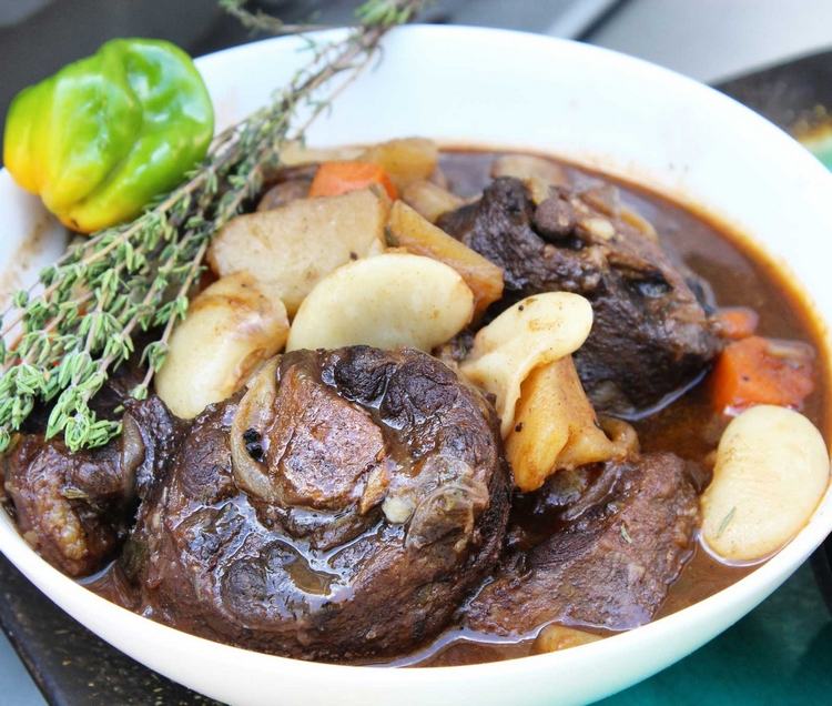 Misky z chvosta s vetvičkou rozmarínovej papriky a zemiakmi