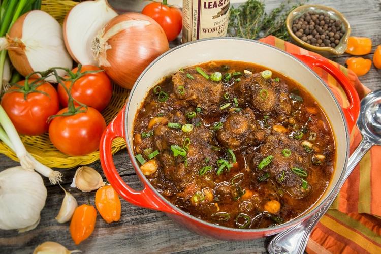 recepty z domáceho chvosta-s-čerstvými-prísadami-ako-fazule-paradajky-cibule-paprika-v-kastróliku