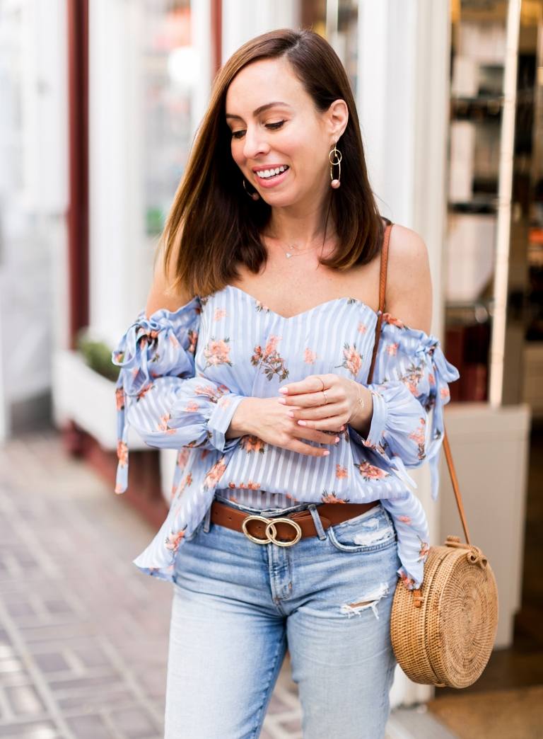 Off blúzka blúzka kvetovaný vzor džínsy kožený opasok kabelka