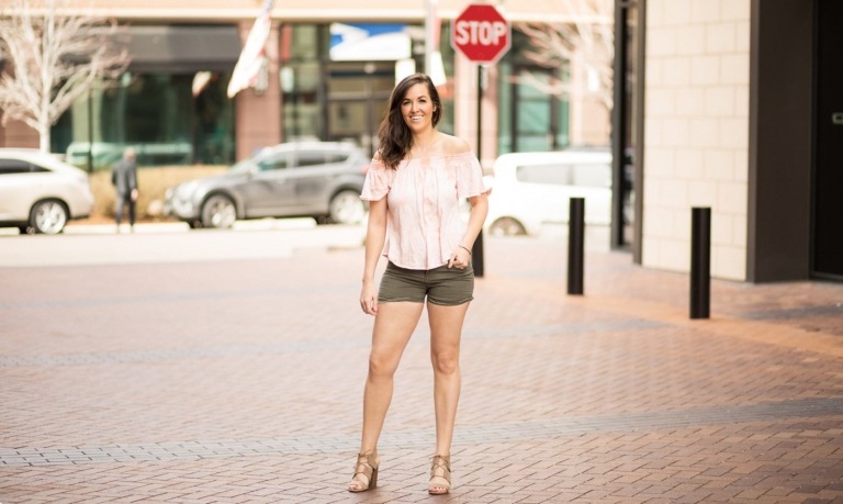 Off rameno letné trendy styling tipy blúzka khaki šortky