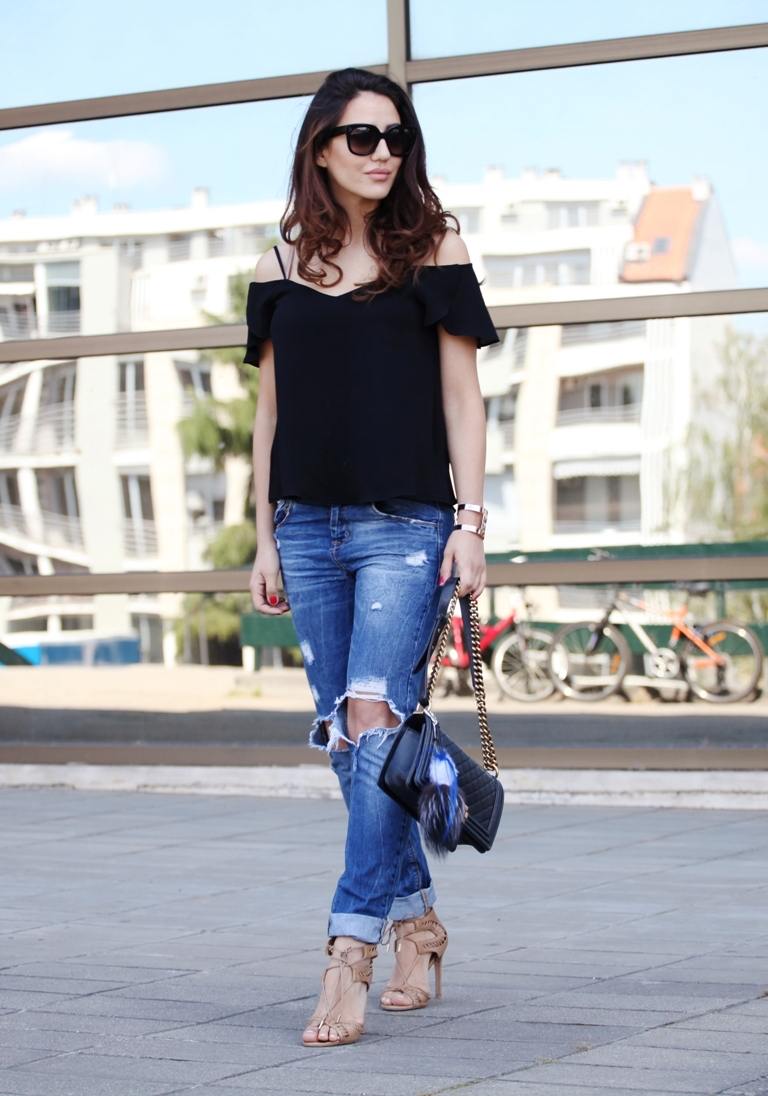 Off rameno blúzka čierne priateľ džínsy štýl nápady vysoké sandále