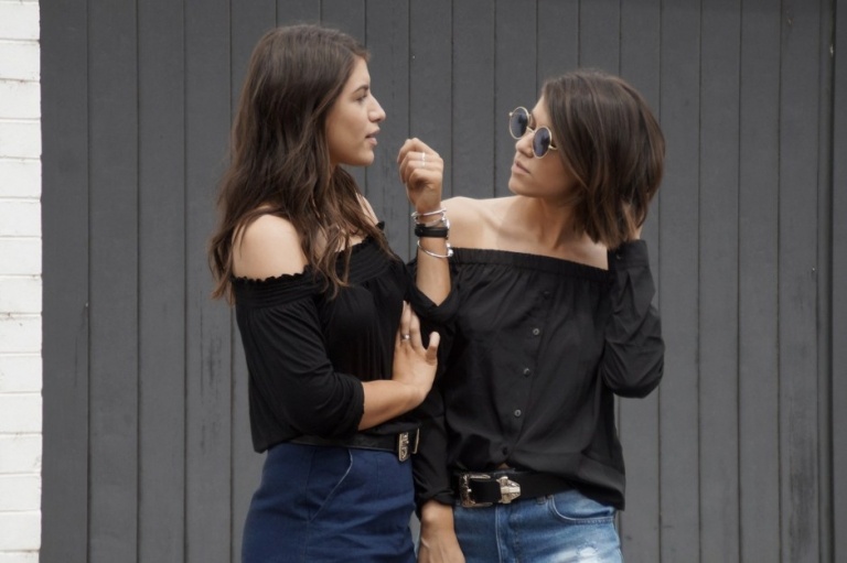 Vypnutá blúzka mimo pleca s gombíkmi vpredu