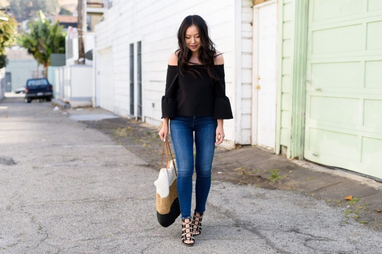 Off -rameno blúzka rímske sandále rifle pruhovaná kožená kabelka