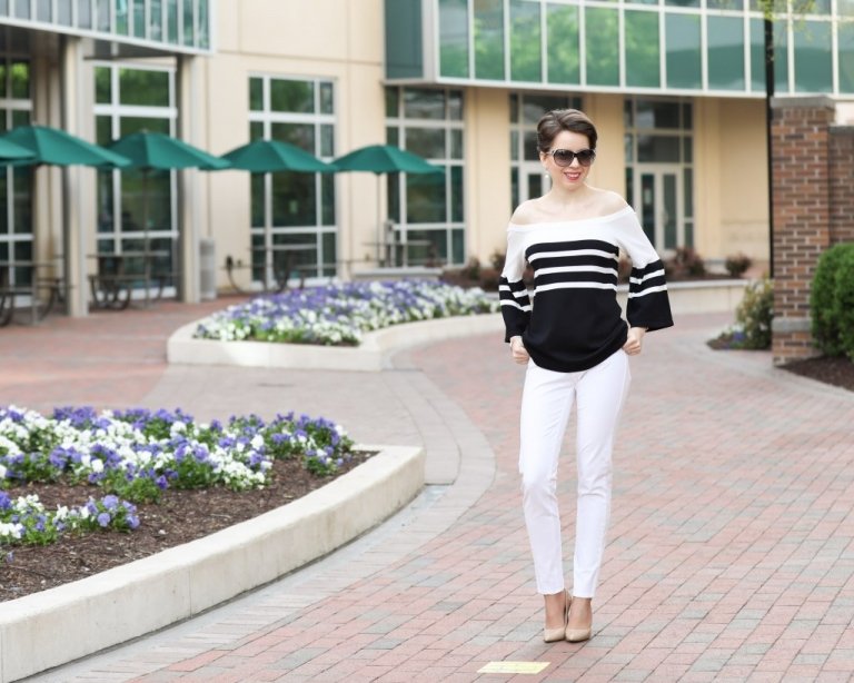 Blúzka mimo ramena, biele rifle, každodenné ženy 40