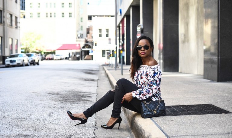 Džínsy z off blúzky pumpujú ženy k tmavej koži