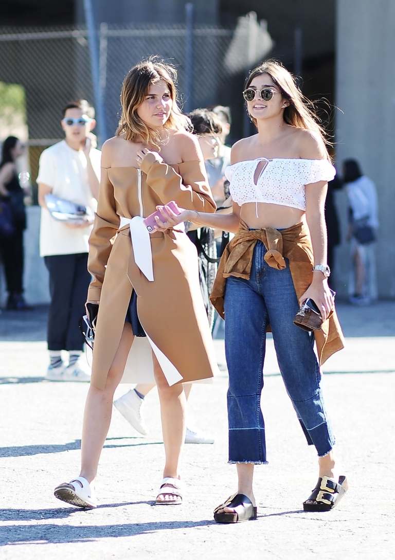 Džínsy mimo ramena s vysokým pásom