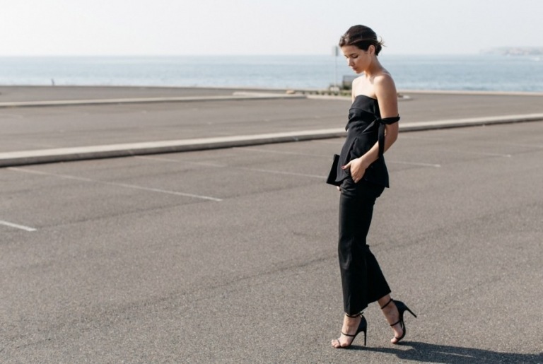 Blúzka mimo pleca s nohavicami na koktejlovej košeli