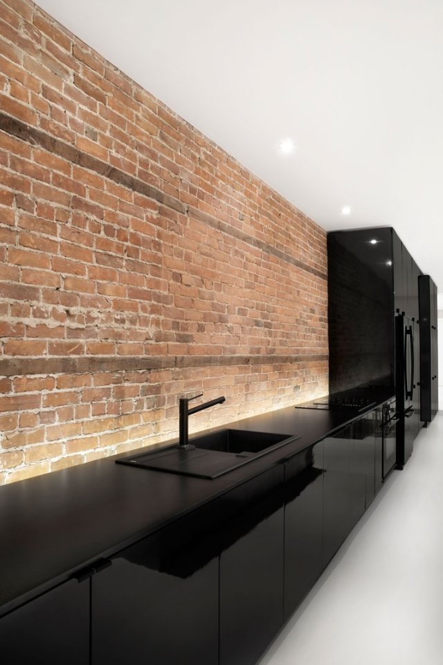 otvorený prízemný byt kuchynský priestor pôvodné moderné elegantné zásuvky otvorený prízemný byt kuchyňa kuchynská linka pokrytá pôvodným čiernym lakom