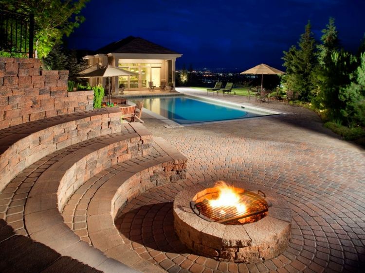 Krb v posedení pripomínajúcom amfiteáter ohniská-na-záhradu-originálne-dizajnové lavičky-amfiteáter