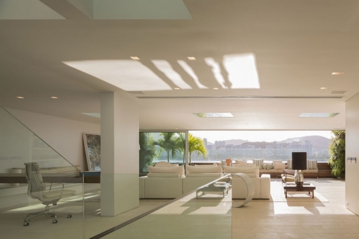 moderne zrekonštruovaný-podkrovie-urca-biela-interiér-steny-nábytok