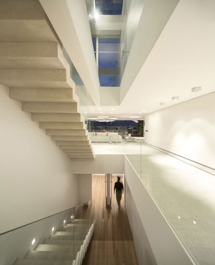 Urca-otvorený-priestor-dizajn-schodisko-sklenené zábradlie-štýlové-osvetlené