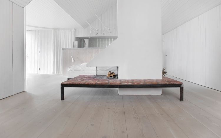 biely obytný priestor v škandinávskom štýle otvorený komín-moderný-minimalistický-dizajn-biela-podlahová doska-centrálne-sedadlo-keramika