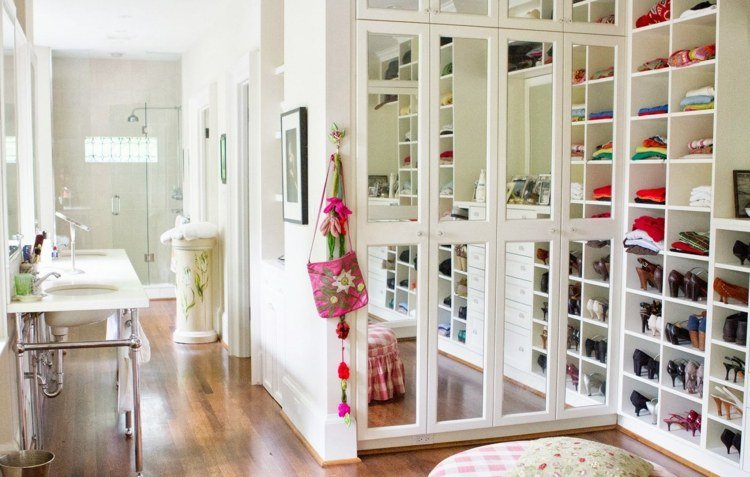 Otvorená skriňa s niekoľkými policami a zrkadlovými dverami otvorený šatník-kúpeľňa-skriňa-kúpeľňa-sprchovací kút-umývadlo-farebné-polootvorená-skriňa-dvere-roh