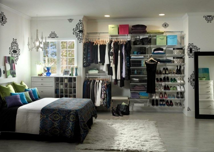 Malá spálňa so šatníkom s otvoreným predným priestorom vo výklenku Otvorená šatníková skriňa-stena-výklenok-úložné boxy-zrkadlo-komoda-posteľ-vankúš-dekorácia steny-okno