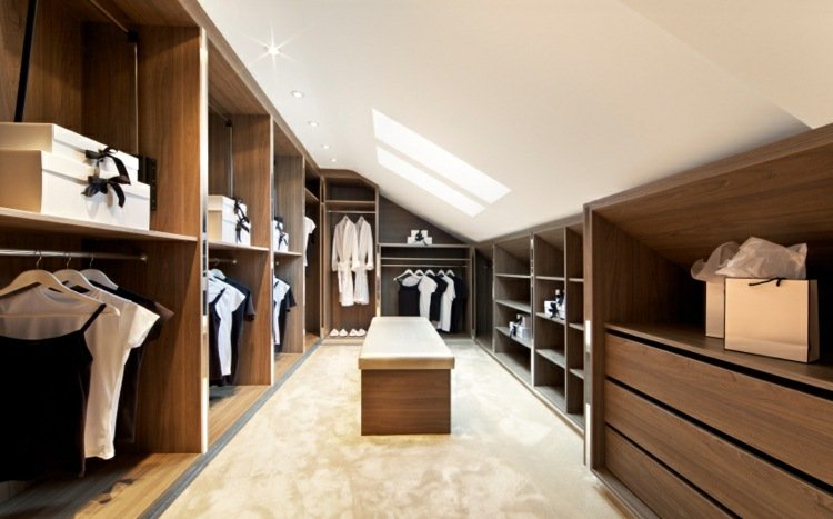 Vstavaná skriňa z dreva so skosením otvorený šatník-podkrovie-šikmá lavica-nákupné tašky-box-oblečenie-dámy-župan