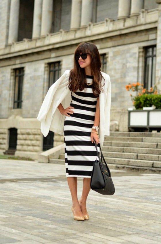 pruhované šaty-biely-kabát-slnečné okuliare-stará budova