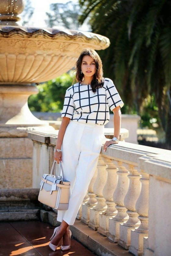 biele nohavice so záhybmi-kontrolovaná-blúzka-lakové vrecko