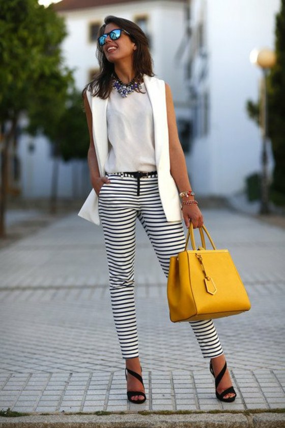 žlté vrecká-pruhované nohavice-dlhé vlasy