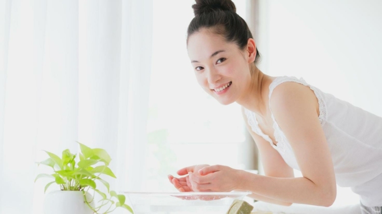 bez make-up-look-good-face-wash-studená voda