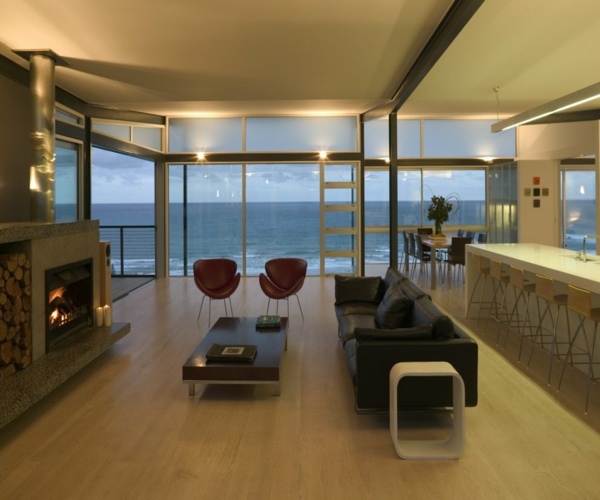 elegantný interiér - sedačka a krb