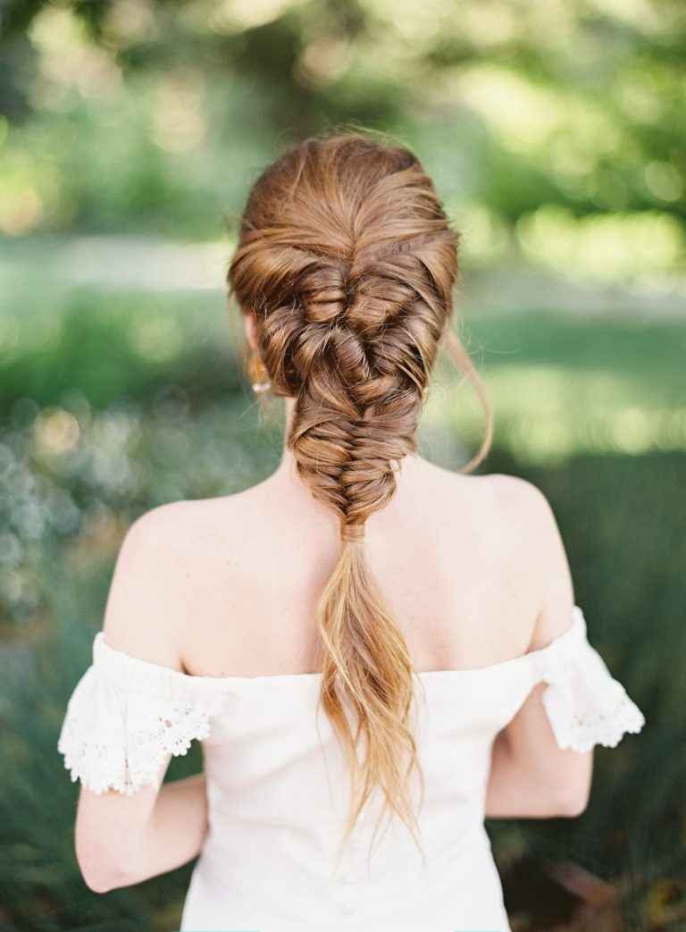 Návod na vrkoč rybie kosti jednoducho zapletený účes Dirndl