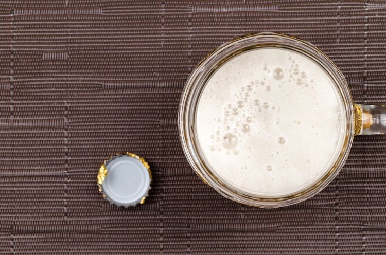 hry oktoberfest spoločenské hry uzáver fľaše na pivo detail ľahký nápoj na stole