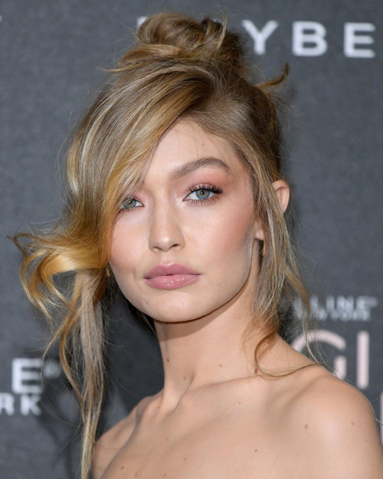 Letný typ Olivová pokožka blond vlasy Gigi Hadid