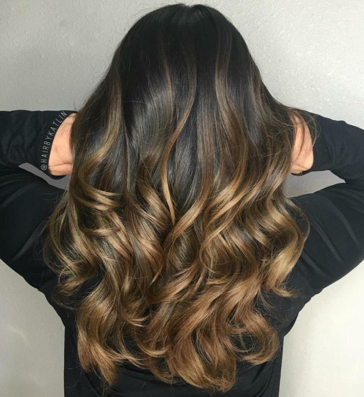 Zosvetlite tmavé vlasy zlatým leskom ombre vlasy tmavohnedo-čierno-zlaté blond-bruneta-lesk