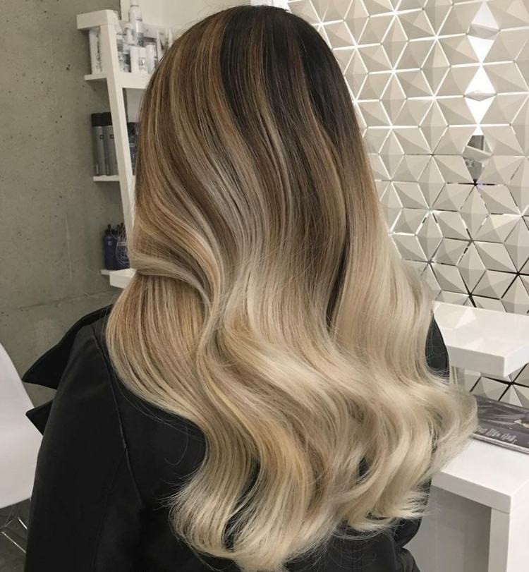 Tmavá a platinová blond ombre ombre vlasy hnedé korene-krém-blond-kaderník-dizajn