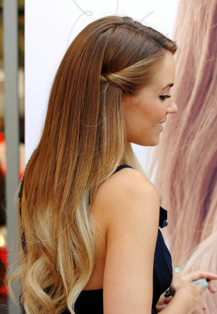 Ombre sa vyskytuje aj vtedy, keď stará farba vyrastie ombre vlasy jemné-styling-tmavé blond-svetlé blond-ženy-moderné
