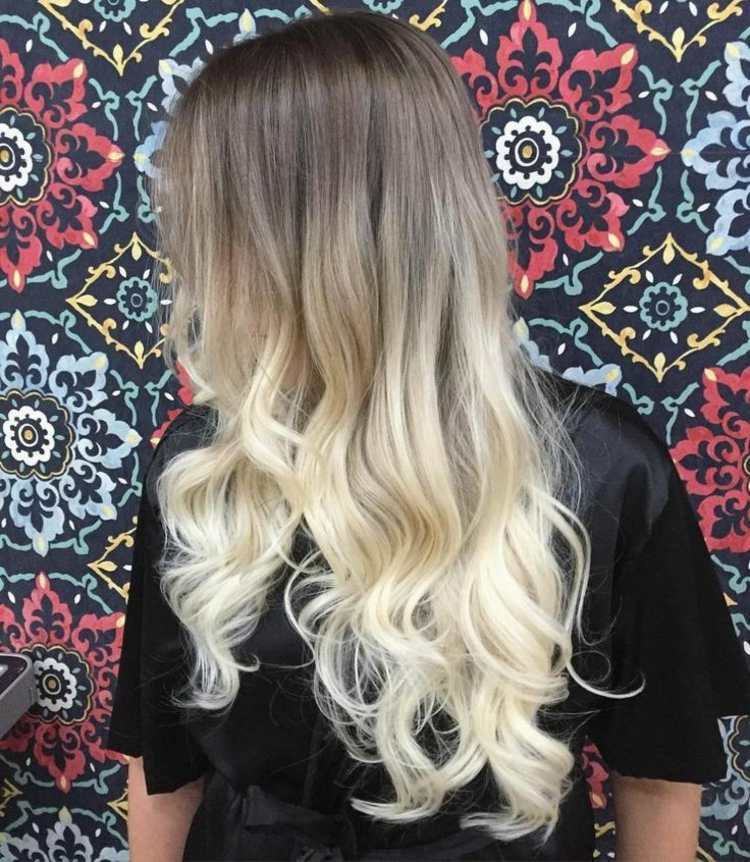 Ombre vlasy sú upravené technikou balayage ombre vlasy-vyrastať-jaseň-blond-šedá-platina-blond-tipy
