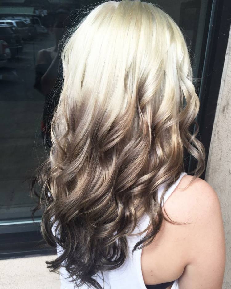 Ombre nápad s blond základňou a tmavými špičkami ombre vlasy blond-prístup-tmavé-tipy-obrátený-inšpirácia